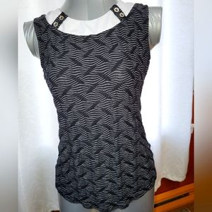 2 Top sleeveless black and white